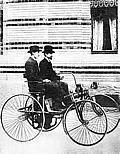 Wilhelm Maybach am Steuer des Stahlradwagens (1889). Foto: Auto-Reporter/Daimler